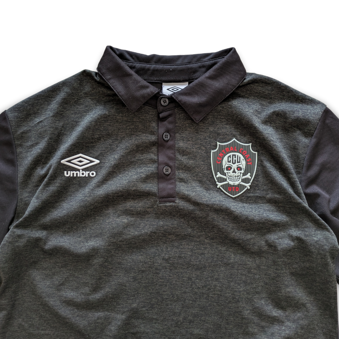 College Umbro Central Coast UTD Sport-Polo Schwarz Medium